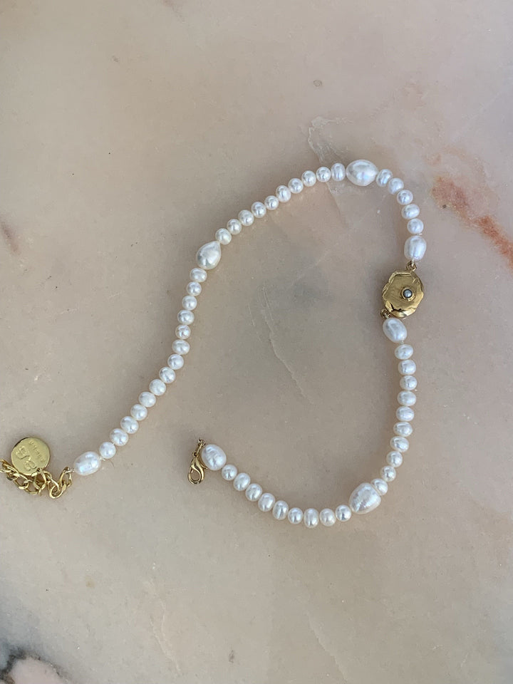 AEOLIAN Pearl Necklace - Gold with Pearls